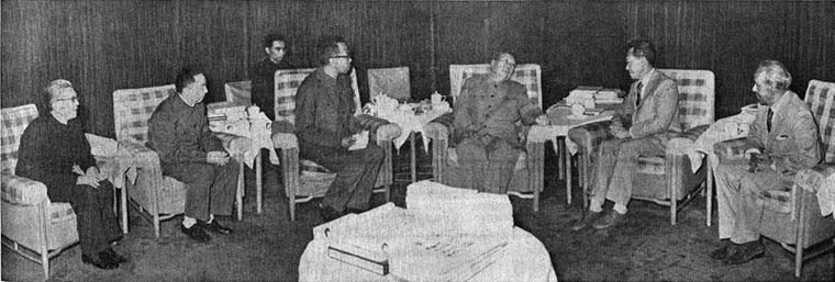 1976年5月12日，毛澤東會見新加坡共和國總理李光耀和其他新加坡貴賓