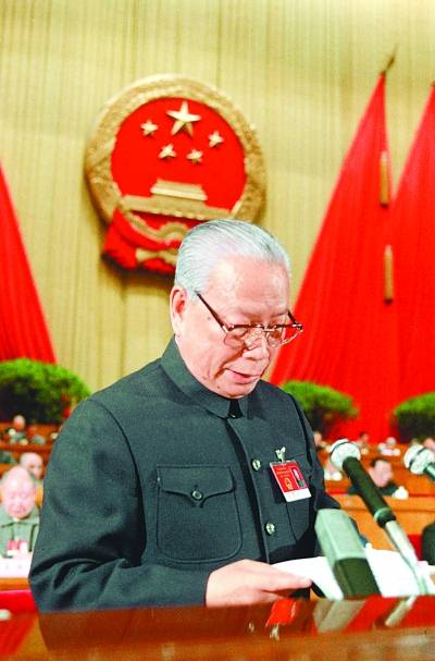1989年3月28日，全國人大常委會副委員長彭沖在七屆全國人大二次會議上作人大常委會工作報告