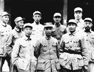1948年，彭沖（前左）與江渭清（前中）、鐘國楚（前右）等同志合影