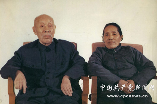 1975年春，董必武偕夫人何连芝在广州