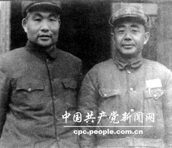1949年，長沙和平解放后，肖勁光與陳明仁（右）合影