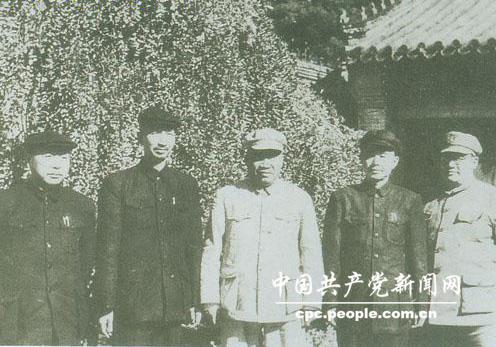 1949年10月，陳明仁（右二）與朱德等人合影