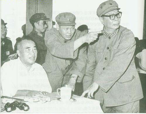 1964年，陳士榘（右一）向朱德匯報工程兵大比武情況