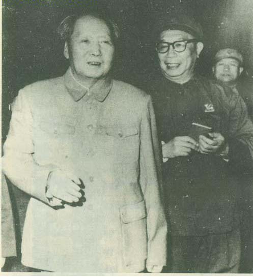 1968年2月，毛澤東與陳士榘交談