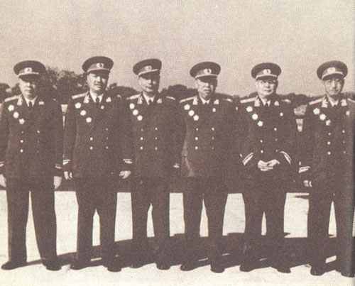 1959年10月，陳毅、葉劍英、賀龍、羅榮桓、聶榮臻、徐向前在天安門城樓上合影。