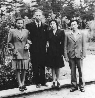 圖為1949年8月，劉少奇在莫斯科同劉允斌(右一）、劉愛琴（左一）及朱德的女兒朱敏（右二）合影。