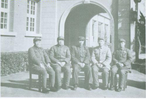 1950年春，聂凤智（左起）、余立金、陈士榘、钟期光、张崇文在南京华东军事政治大学