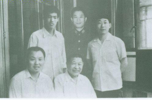 晚年钟期光与工作人员刘明权（右起）、王志海、刘建府、刘旭在一起