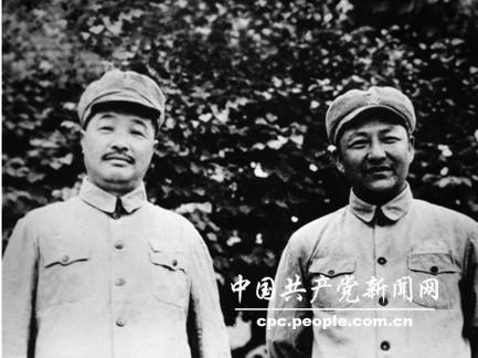 1949年2月1日，陝甘寧晉綏聯防軍區改稱西北軍區 ，賀龍任司令員、習仲勛任政治委員。圖為習仲勛（右）與賀龍在一起。
