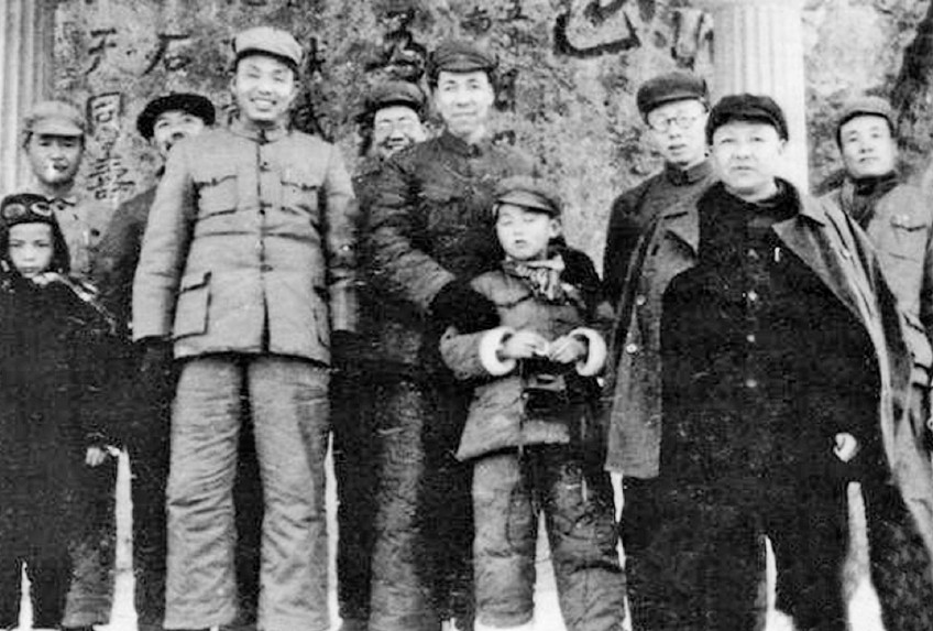 1950年，習仲勛（前排右一）、王世泰（后排右三）等在西安臨潼捉蔣亭留影