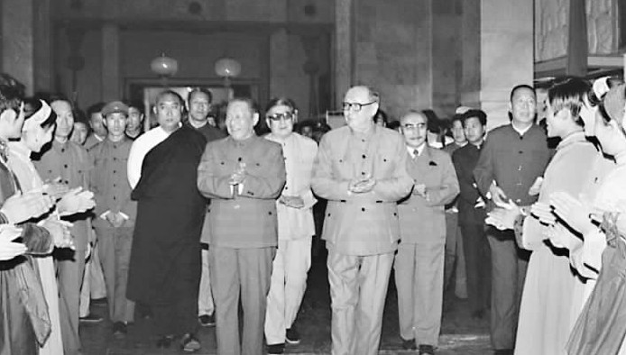 1984年9月28日，習仲勛（前左一）、烏蘭夫、十世班禪（后左一）等在一起