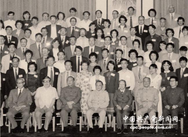 1985年6月6日，鄧小平等在北京人民大會堂會見參加“大陸與台灣”學術研討會的海內外學者。前排左起：梅益、楊靜仁、習仲勛、鄧小平、鄧穎超、楊尚昆、王兆國。
