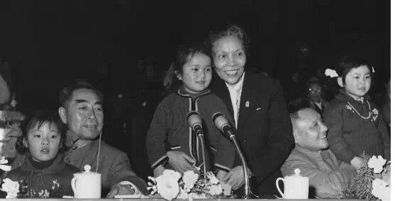 1959年周恩来、邓小平和蔡畅在人民大会堂庆祝“六一”儿童节。