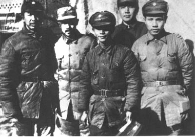 1939冬，王平（左起）、關向應、舒同、趙爾陸、朱良才在河北阜平台峪村