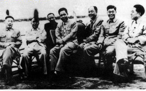 1958年，宋世窮（左起）、李富春、余秋裡、張霖之、趙爾陸、王鶴壽、彭濤在廣東