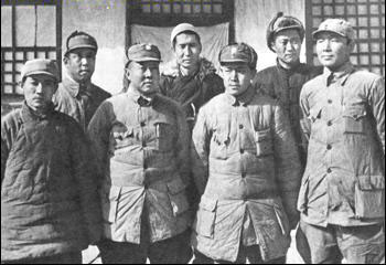 二分區司令員郭天民（左三）、政委趙爾陸（右一）和分區高級干部在一起