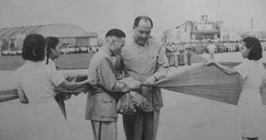 第二機械工業部部長趙爾陸為新中國第一架飛機首飛剪彩