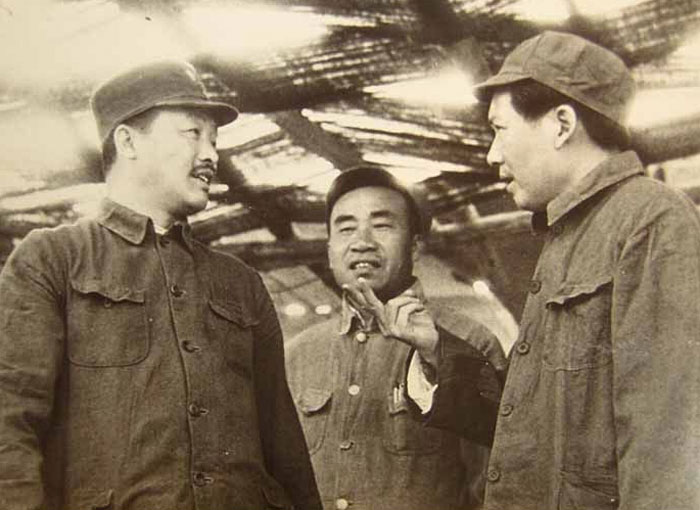 1938年，賀龍與毛澤東、朱德在中共六屆六中全會主席台上交談
