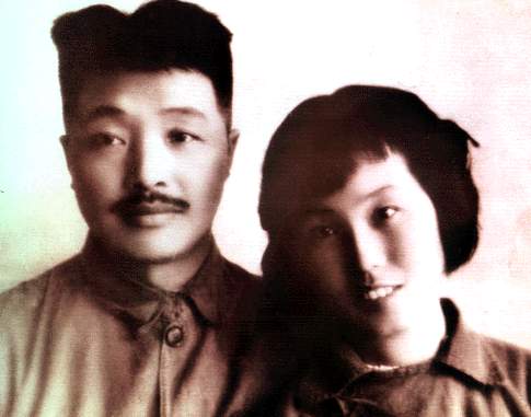 1942年8月1日，賀龍與薛明結婚時留影