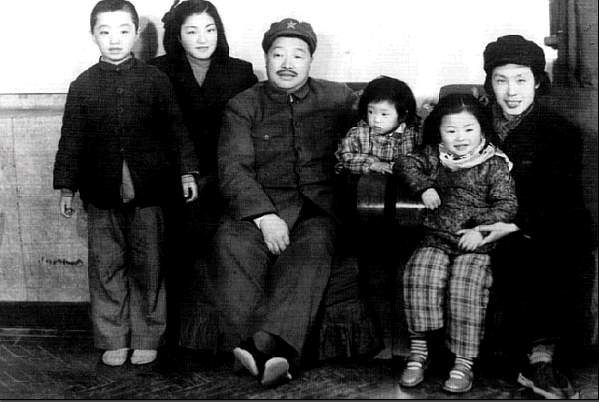 1951年，賀龍全家在重慶