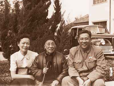 上世紀五十年代初，廖承志、經普椿夫婦與母親何香凝在武漢留影。
