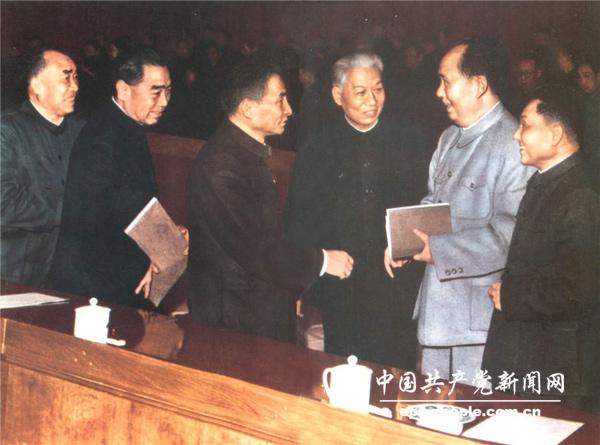 1962年初，陳雲同毛澤東、劉少奇、周恩來、朱德、鄧小平在擴大的中央工作會議上