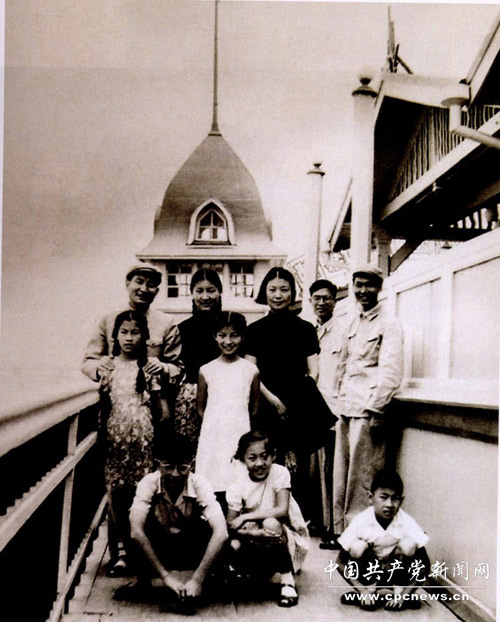 1959年夏，陳雲與家人在哈爾濱（前排左一為陳元，右一為陳方，中排左一為陳偉蘭，左二為陳偉華，后排中為陳偉力）