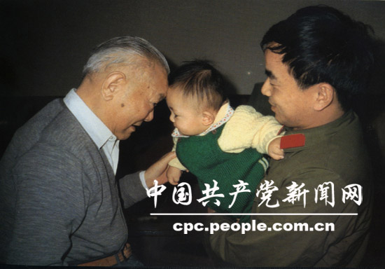 1985年，李先念與小外孫親昵