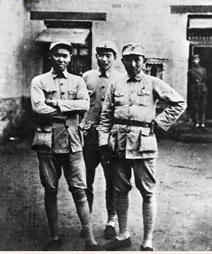 1938年，李聚奎（右起）和宋任窮、陳再道在南宮