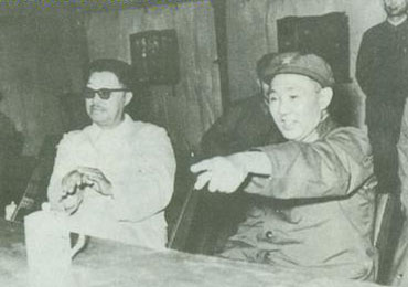 1964年，李聚奎陪同賀龍在解放軍某部觀看軍事表演