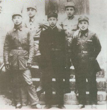 1940年，抗日先遣縱隊隊司令員兼政治委員李聚奎（左五）與參謀長王波（左二）在山東朝成縣楊庄