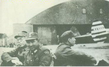 1946年，李聚奎與李立三（左）、伍修權（右）在軍調部工作時