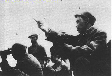 1947年6月，賀炳炎（左）與廖漢生（右）指揮攻克環縣縣城