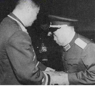 1955年，賀龍元帥為賀炳炎授勛
