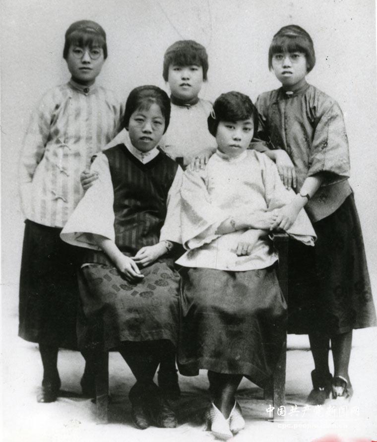 1924年，鄧穎超（左一）等天津婦女國民會議促成會骨干成員合影