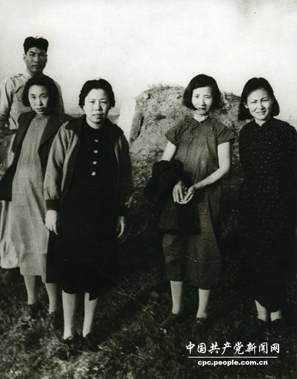 1946年，鄧穎超和女干部們游玄武湖