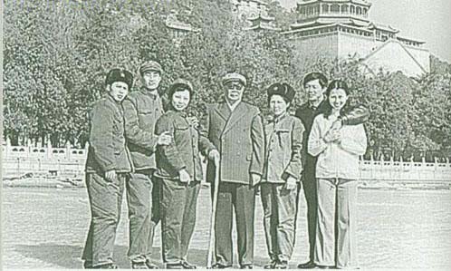 1981年，陳士榘與家人在頤和園