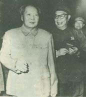 1968年2月，毛澤東主席與陳士榘交談