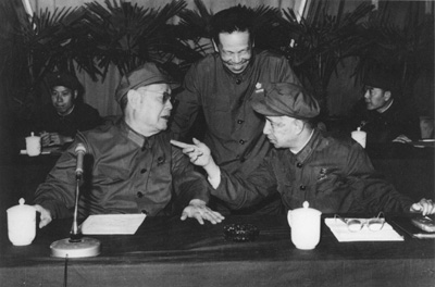 1971年6月，粟裕（前右）同叶剑英在军事科学院第一次党代会主席台上。