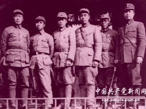 1939年春于新四军军部合影，左起陈毅、粟裕、傅秋涛、周恩来、朱克靖、叶挺。
