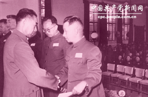 1955年9月27日14时30分，周恩来总理把第一份大将军衔的命令状颁发给粟裕。