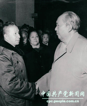1972年毛泽东与粟裕在陈毅追悼会上握手