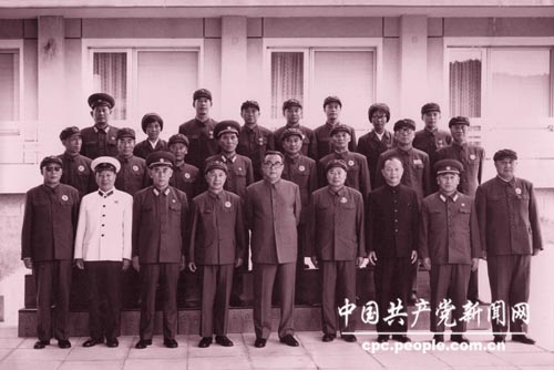 1978年8月，粟裕率团访问朝鲜，金日成会见代表团一行，前排左4为粟裕，右4为杨得志。