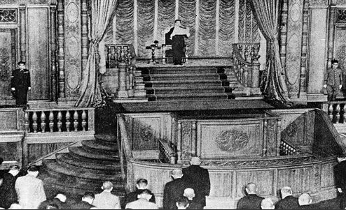 1945年8月14日,日本天皇向议会宣布向盟国投降，15日通过广播宣读诏书。