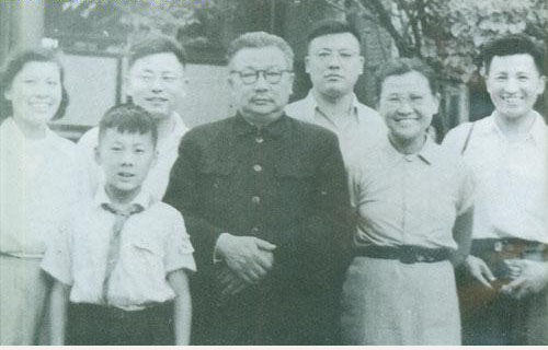 1957年，李克農與家人在北京。自左至右：李寧、李治之子李慕蘭、李倫、李克農、李治、李冰、李力