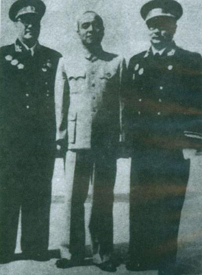1955年9月27日，李濤（左）、楊尚昆、李克農（右）在中南海