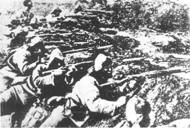東北抗日聯軍戰士在伏擊敵人。