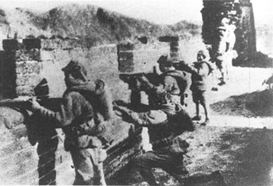 中國守軍在長城作戰。