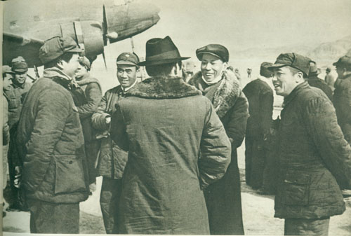 1946年1月27日，彭德懷在延安機場迎接出席蔣介石在重慶召開的政治協商會議會議，由重慶返回延安向黨中央匯報的周恩來。左起：毛澤東、朱德、周恩來、劉少奇、彭德懷。