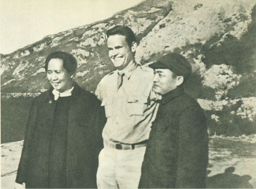 1944年，彭德懷與毛澤東和美軍觀察組成員在延安合影。